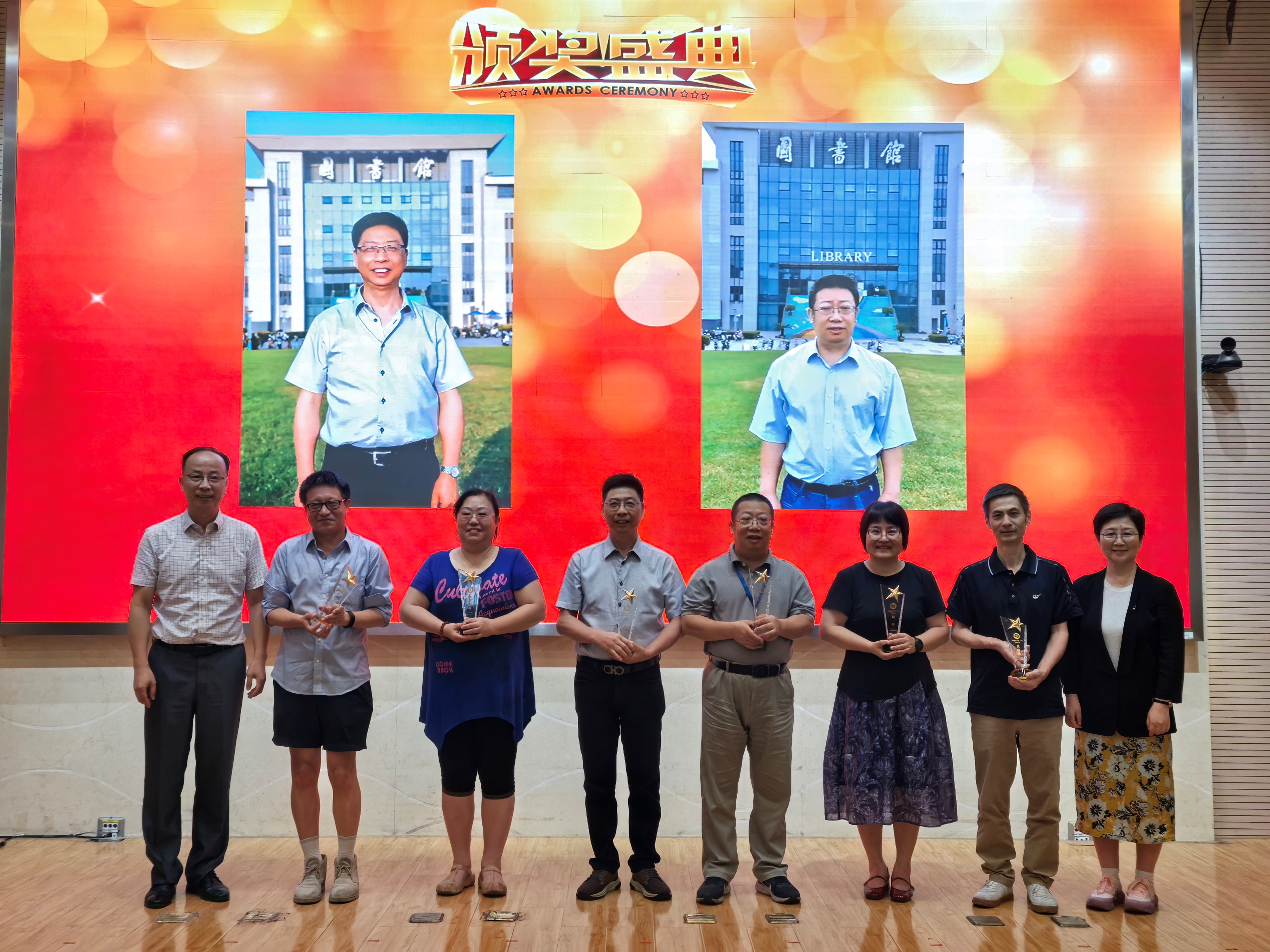 我院为从教三十年教师颁发荣誉奖杯